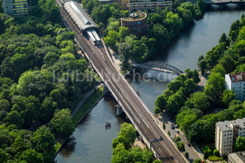 Luftbild Berlin - Bahnhofsgebäude und Gleisanlagen des S-Bahnhofes Bellevue in Berlin