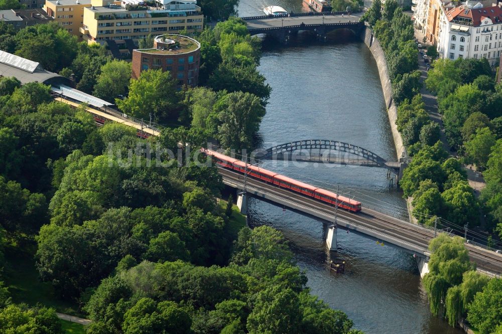 Berlin aus der Vogelperspektive: Bahnhofsgebäude und Gleisanlagen des S-Bahnhofes Bellevue in Berlin