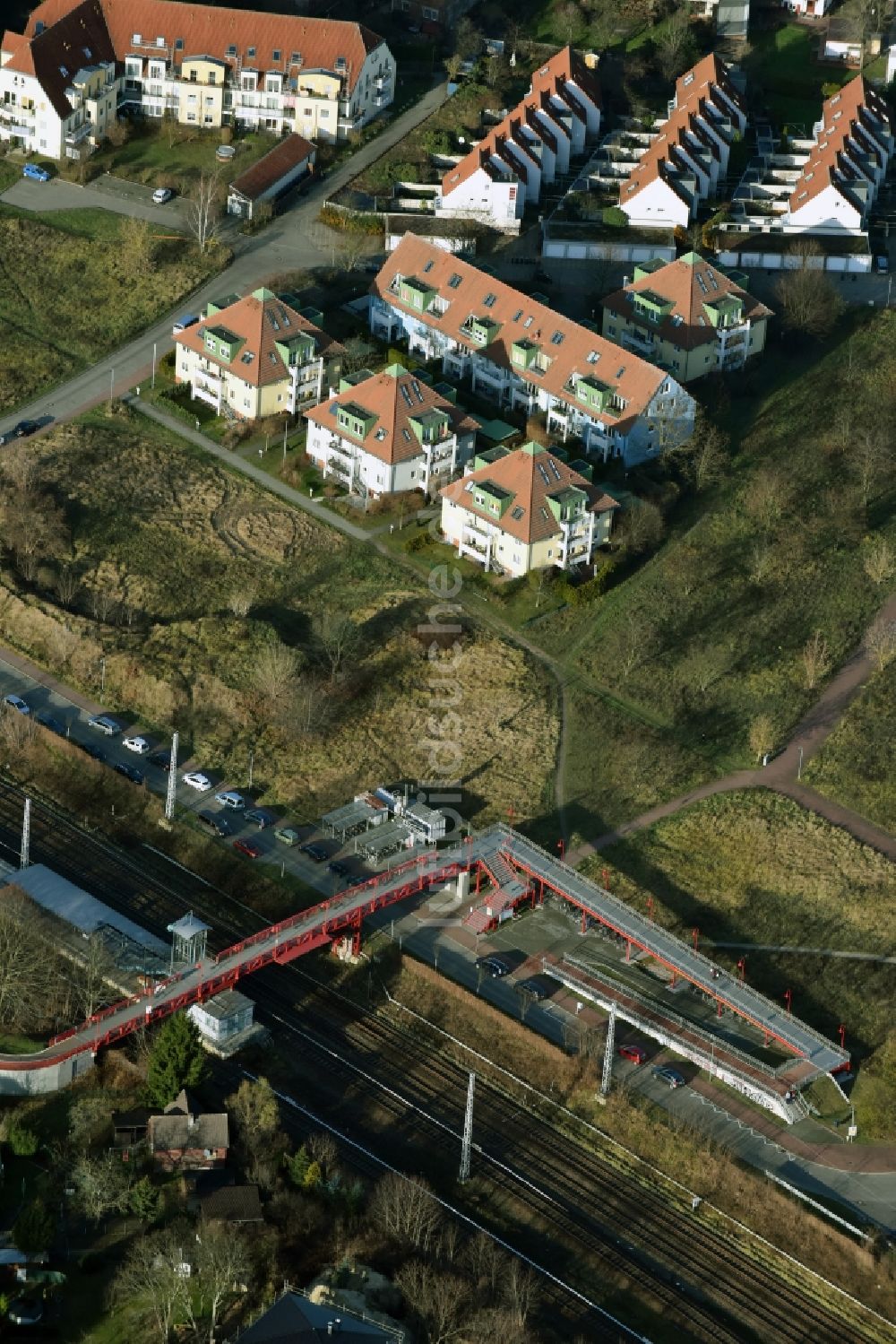 Hohen Neuendorf von oben - Bahnhofsgebäude und Gleisanlagen des S-Bahnhofes in Bergfelde im Bundesland Brandenburg