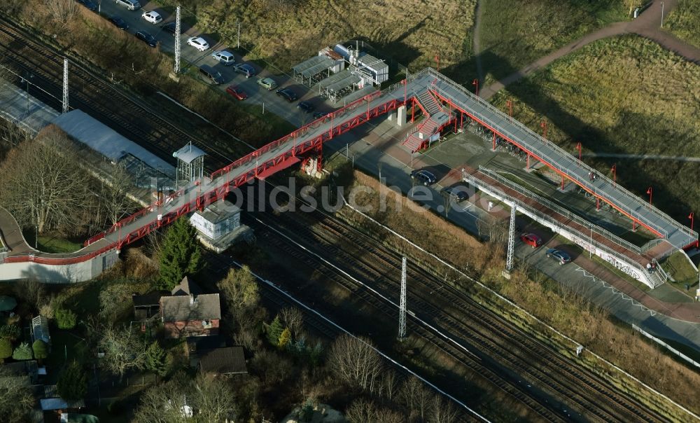 Hohen Neuendorf aus der Vogelperspektive: Bahnhofsgebäude und Gleisanlagen des S-Bahnhofes in Bergfelde im Bundesland Brandenburg