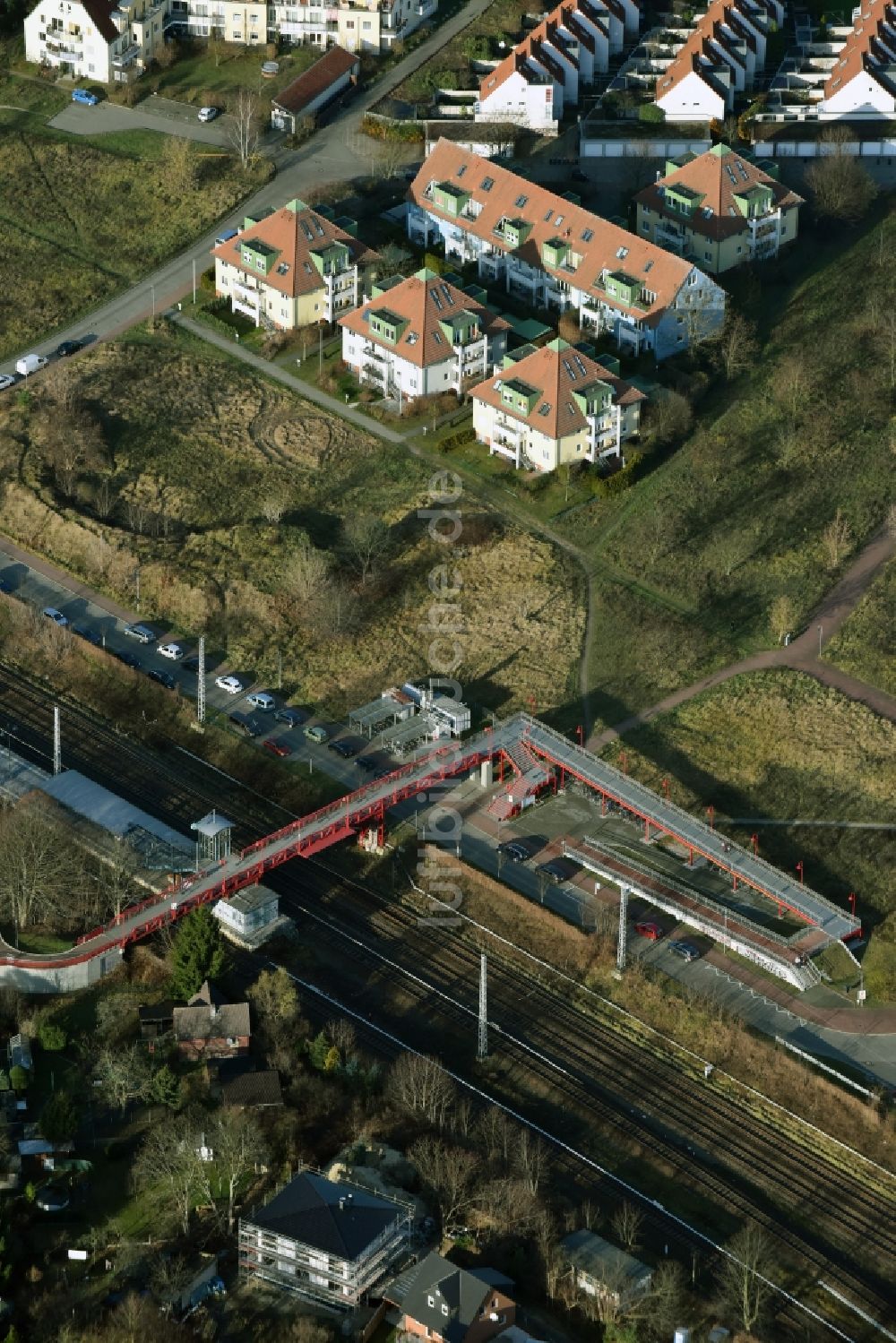 Luftbild Hohen Neuendorf - Bahnhofsgebäude und Gleisanlagen des S-Bahnhofes in Bergfelde im Bundesland Brandenburg