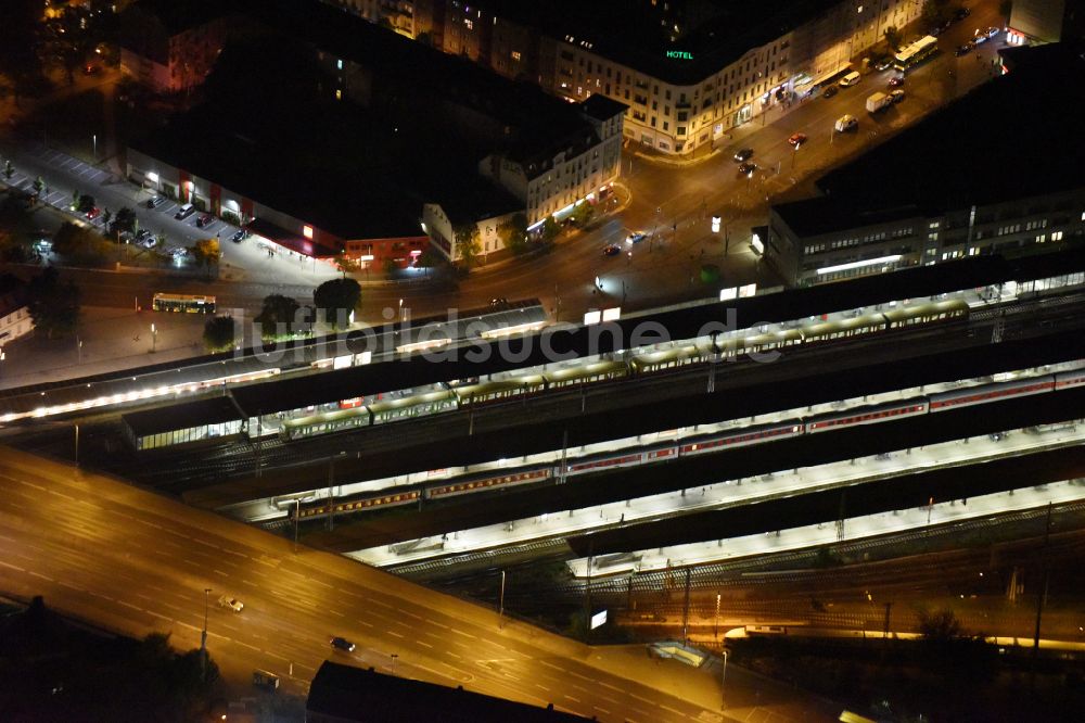 Luftaufnahme Berlin - Bahnhofsgebäude und Gleisanlagen des S-Bahnhofes Berlin - Lichtenberg im Ortsteil Lichtenberg in Berlin, Deutschland