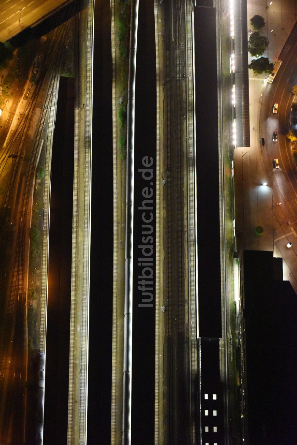 Berlin aus der Vogelperspektive: Bahnhofsgebäude und Gleisanlagen des S-Bahnhofes Berlin - Lichtenberg im Ortsteil Lichtenberg in Berlin, Deutschland