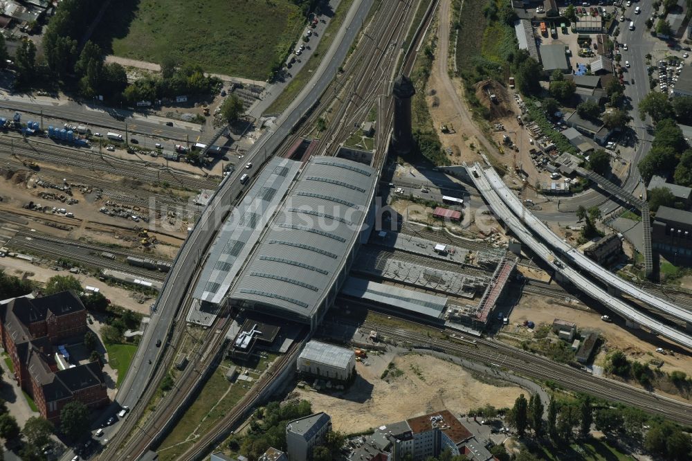 Berlin aus der Vogelperspektive: Bahnhofsgebäude und Gleisanlagen des S-Bahnhofes Berlin Ostkreuz in Berlin