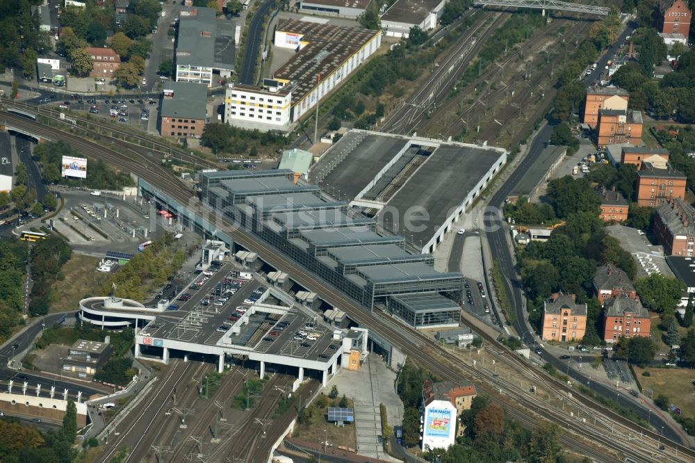 Berlin von oben - Bahnhofsgebäude und Gleisanlagen des S-Bahnhofes Berlin Südkreuz im Ortsteil Schöneberg in Berlin