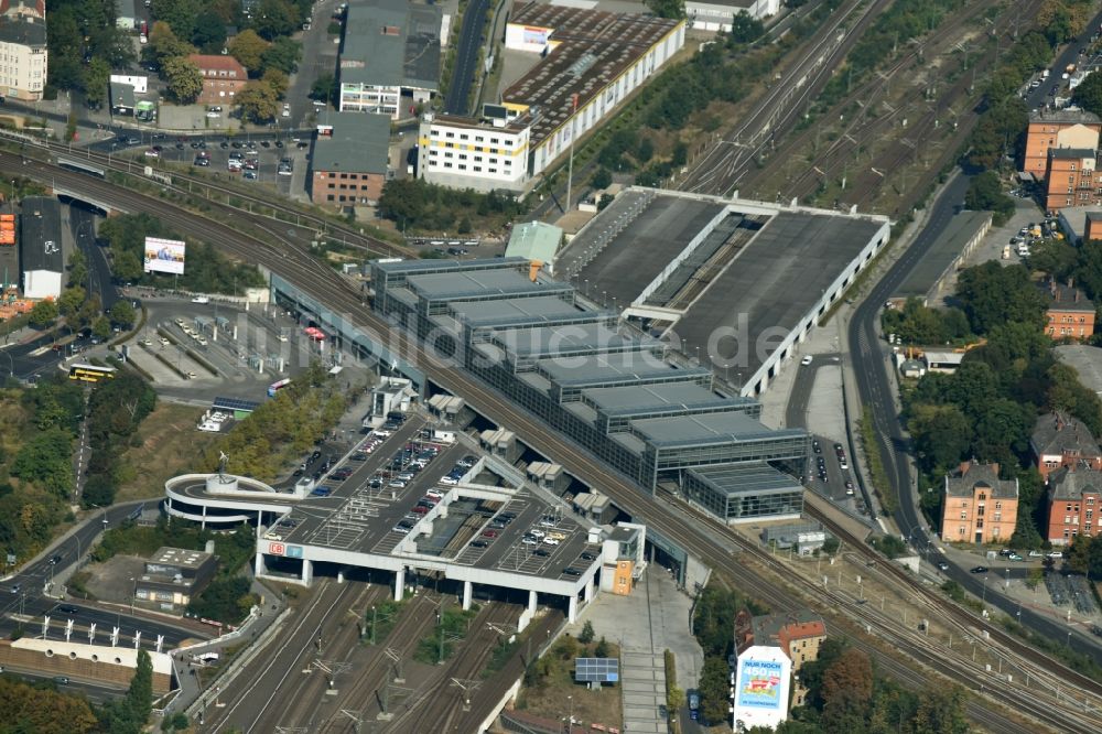 Luftbild Berlin - Bahnhofsgebäude und Gleisanlagen des S-Bahnhofes Berlin Südkreuz im Ortsteil Schöneberg in Berlin