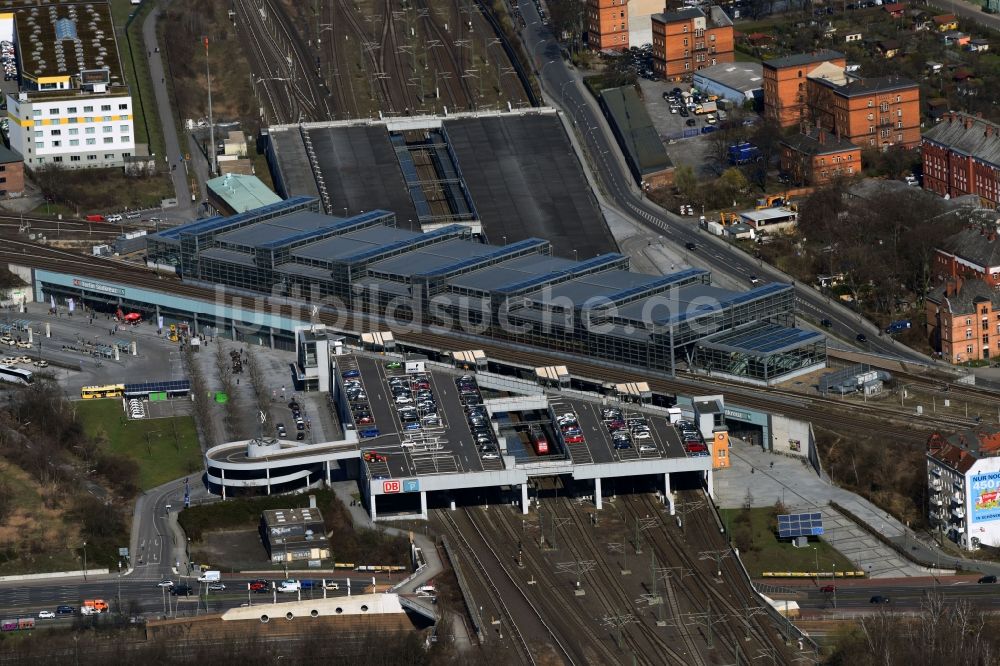 Luftbild Berlin - Bahnhofsgebäude und Gleisanlagen des S-Bahnhofes Berlin Südkreuz im Ortsteil Schöneberg in Berlin