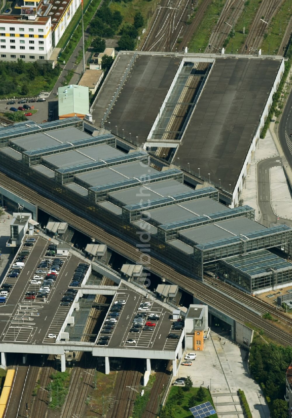 Luftaufnahme Berlin - Bahnhofsgebäude und Gleisanlagen des S-Bahnhofes Berlin Südkreuz im Ortsteil Schöneberg in Berlin