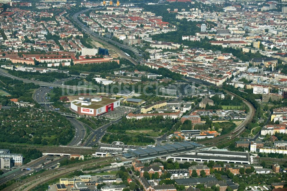 Berlin aus der Vogelperspektive: Bahnhofsgebäude und Gleisanlagen des S-Bahnhofes Berlin Südkreuz im Ortsteil Schöneberg in Berlin