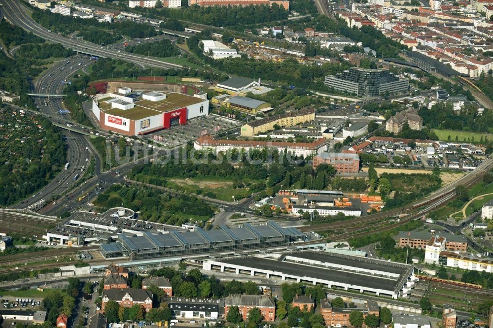 Luftbild Berlin - Bahnhofsgebäude und Gleisanlagen des S-Bahnhofes Berlin Südkreuz im Ortsteil Schöneberg in Berlin