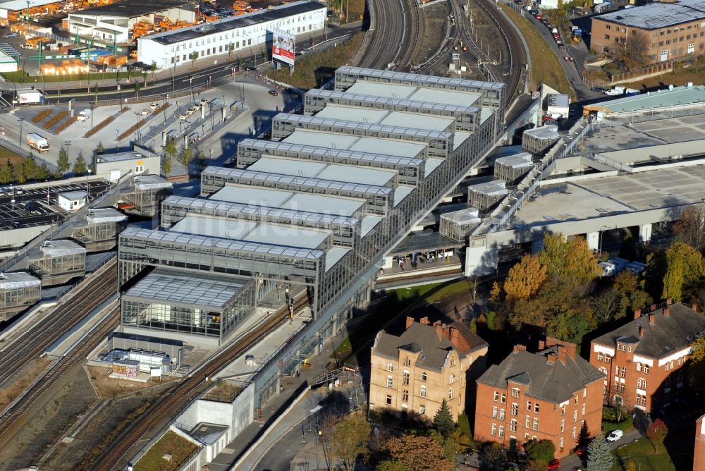 Luftaufnahme Berlin - Bahnhofsgebäude und Gleisanlagen des S-Bahnhofes Berlin Südkreuz im Ortsteil Schöneberg in Berlin