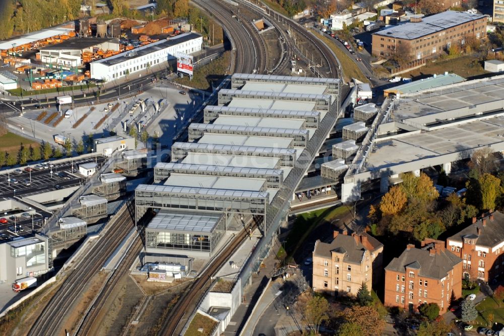 Berlin von oben - Bahnhofsgebäude und Gleisanlagen des S-Bahnhofes Berlin Südkreuz im Ortsteil Schöneberg in Berlin