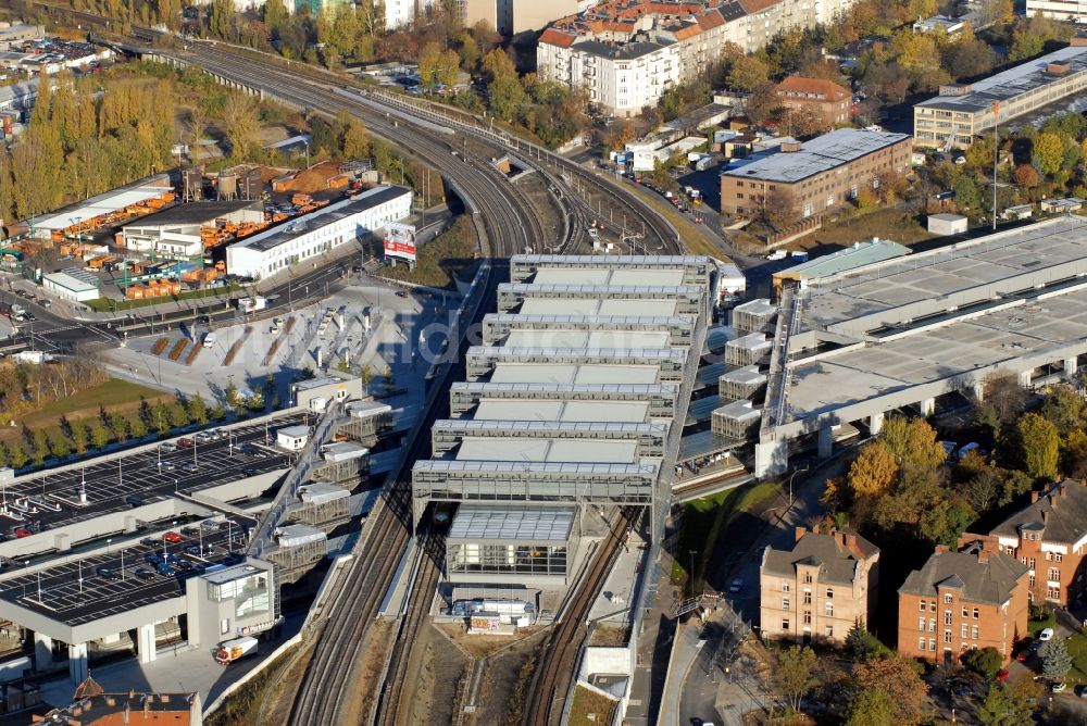 Berlin aus der Vogelperspektive: Bahnhofsgebäude und Gleisanlagen des S-Bahnhofes Berlin Südkreuz im Ortsteil Schöneberg in Berlin