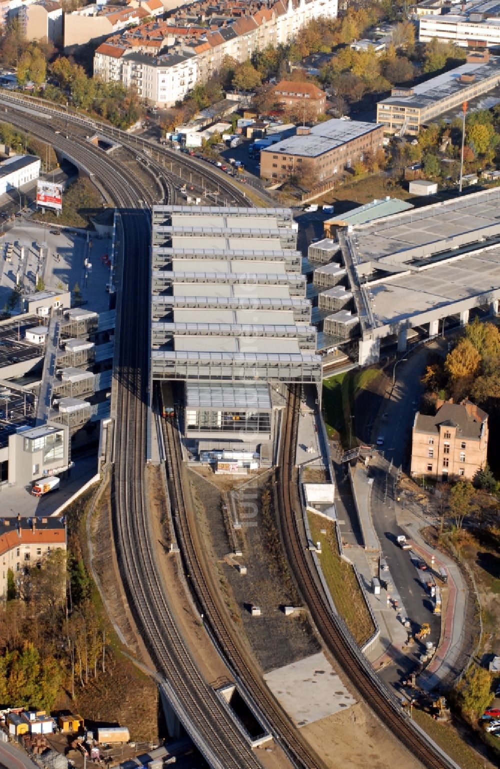 Luftbild Berlin - Bahnhofsgebäude und Gleisanlagen des S-Bahnhofes Berlin Südkreuz im Ortsteil Schöneberg in Berlin