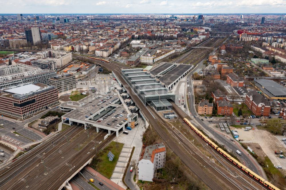 Berlin von oben - Bahnhofsgebäude und Gleisanlagen des S-Bahnhofes Berlin Südkreuz im Ortsteil Tempelhof in Berlin, Deutschland