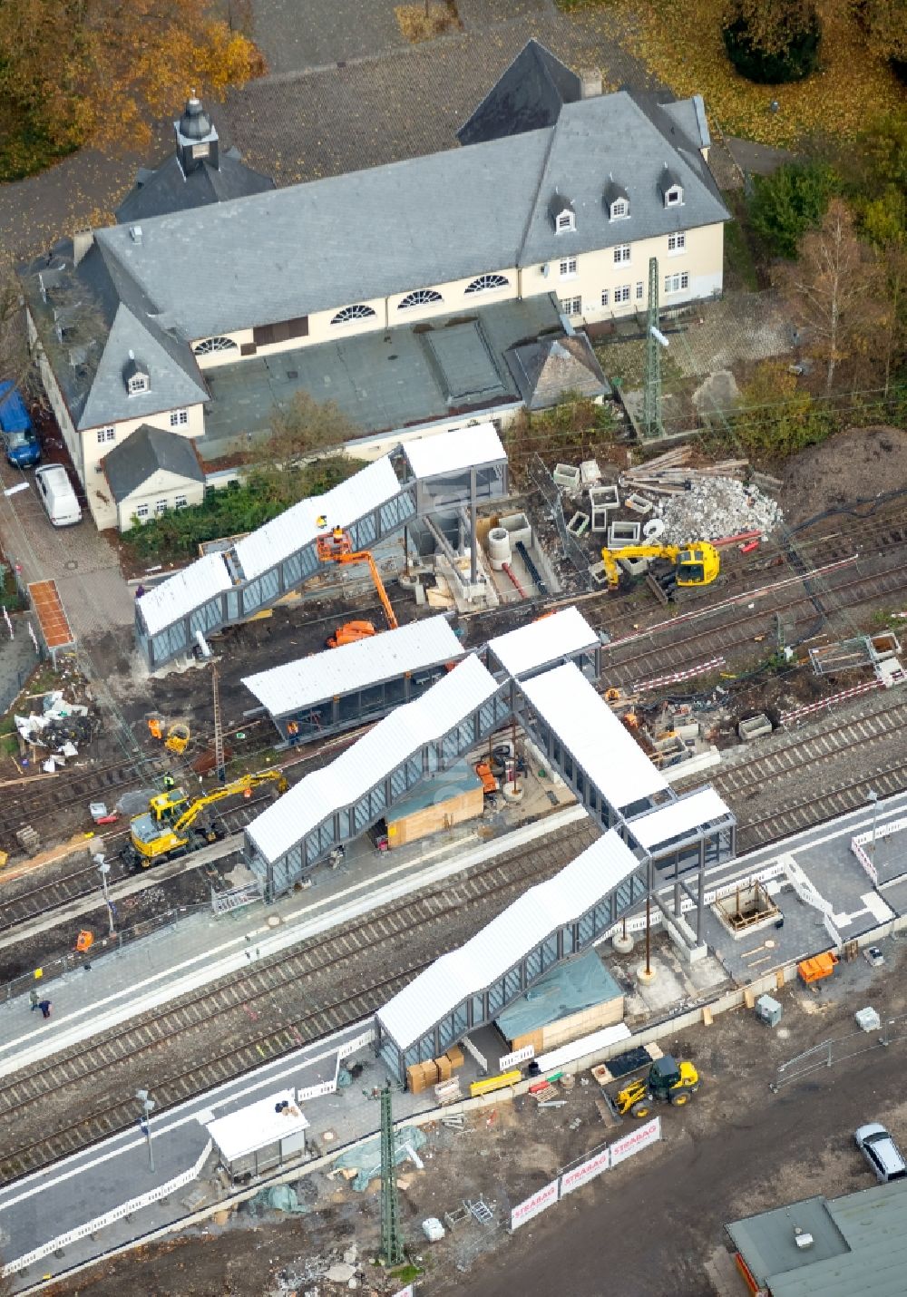 Luftaufnahme Bochum - Bahnhofsgebäude und Gleisanlagen des S-Bahnhofes Bochum-Dahlhausen in Bochum im Bundesland Nordrhein-Westfalen