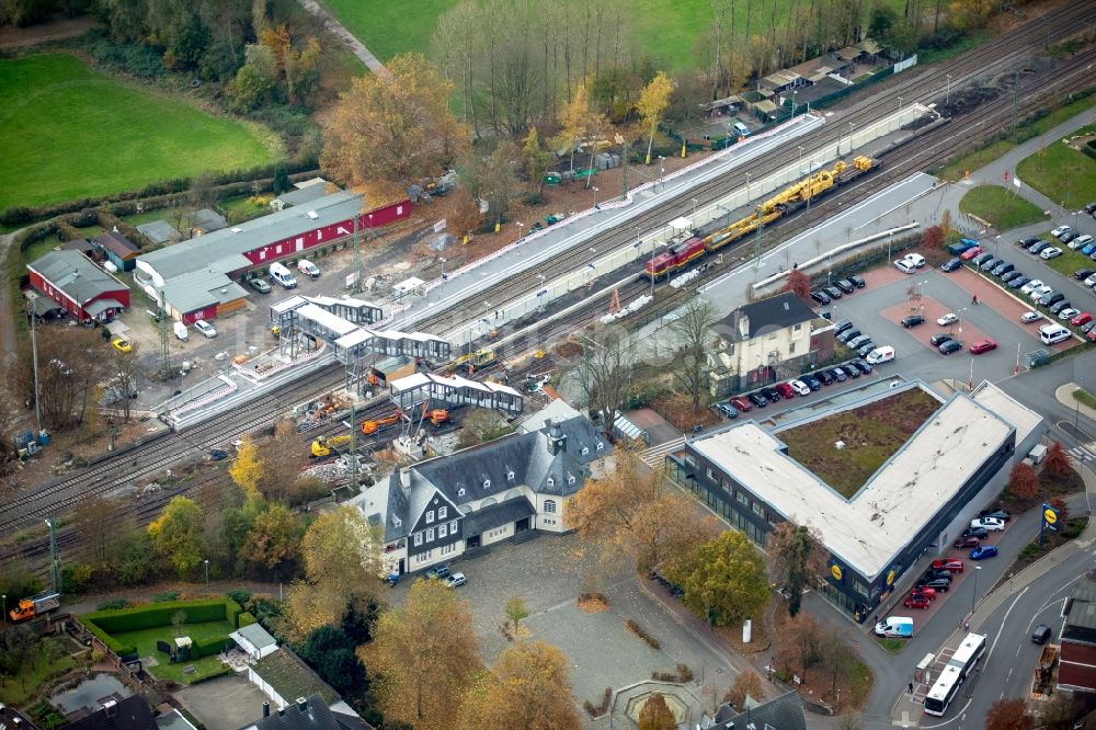 Luftaufnahme Bochum - Bahnhofsgebäude und Gleisanlagen des S-Bahnhofes Bochum-Dahlhausen in Bochum im Bundesland Nordrhein-Westfalen. Mit im Bild der Supermarkt LIDL