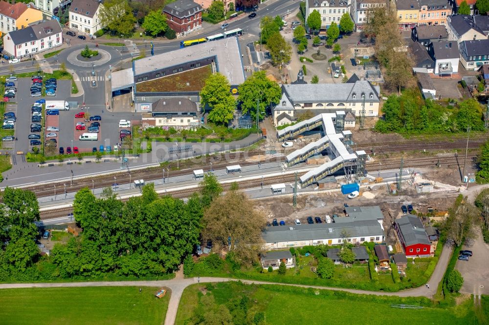 Luftbild Bochum - Bahnhofsgebäude und Gleisanlagen des S-Bahnhofes Bochum-Dahlhausen in Bochum im Bundesland Nordrhein-Westfalen. Mit im Bild der Supermarkt LIDL