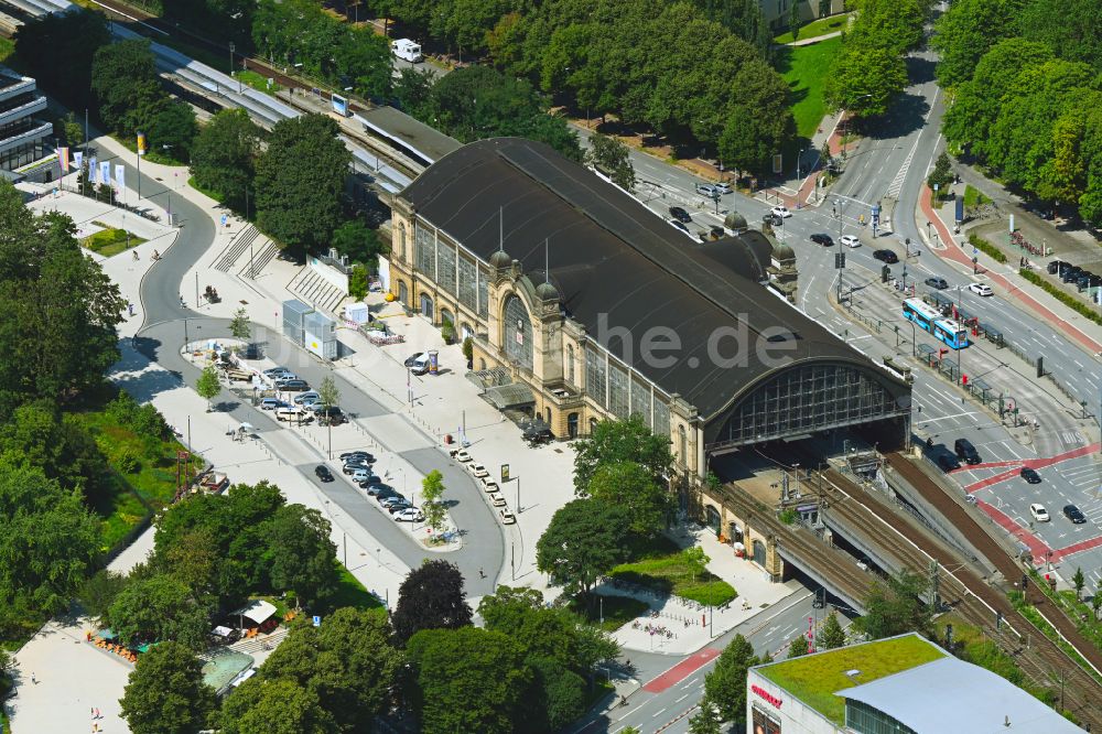 Hamburg aus der Vogelperspektive: Bahnhofsgebäude und Gleisanlagen des S-Bahnhofes Dammtor im Ortsteil Sankt Pauli in Hamburg, Deutschland