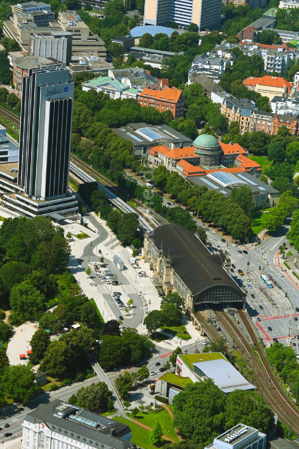 Luftaufnahme Hamburg - Bahnhofsgebäude und Gleisanlagen des S-Bahnhofes Dammtor im Ortsteil Sankt Pauli in Hamburg, Deutschland