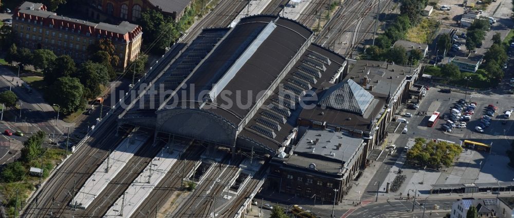 Luftaufnahme Dresden - Bahnhofsgebäude und Gleisanlagen des Bahnhofes Dresden-Neustadt in Dresden im Bundesland Sachsen