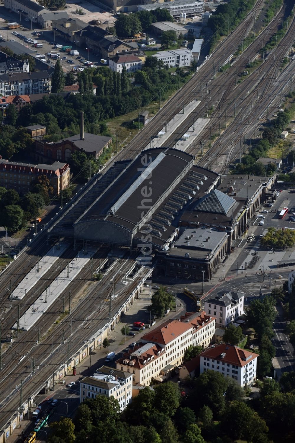 Dresden von oben - Bahnhofsgebäude und Gleisanlagen des Bahnhofes Dresden-Neustadt in Dresden im Bundesland Sachsen