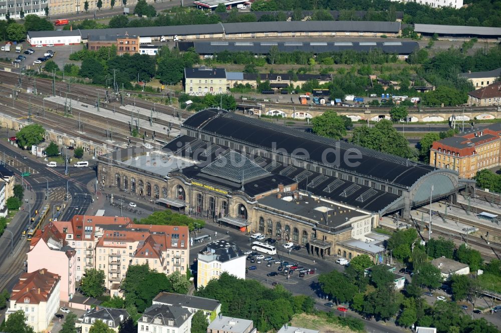 Dresden aus der Vogelperspektive: Bahnhofsgebäude und Gleisanlagen des S-Bahnhofes Dresden-Neustadt im Ortsteil Neustadt in Dresden im Bundesland Sachsen, Deutschland