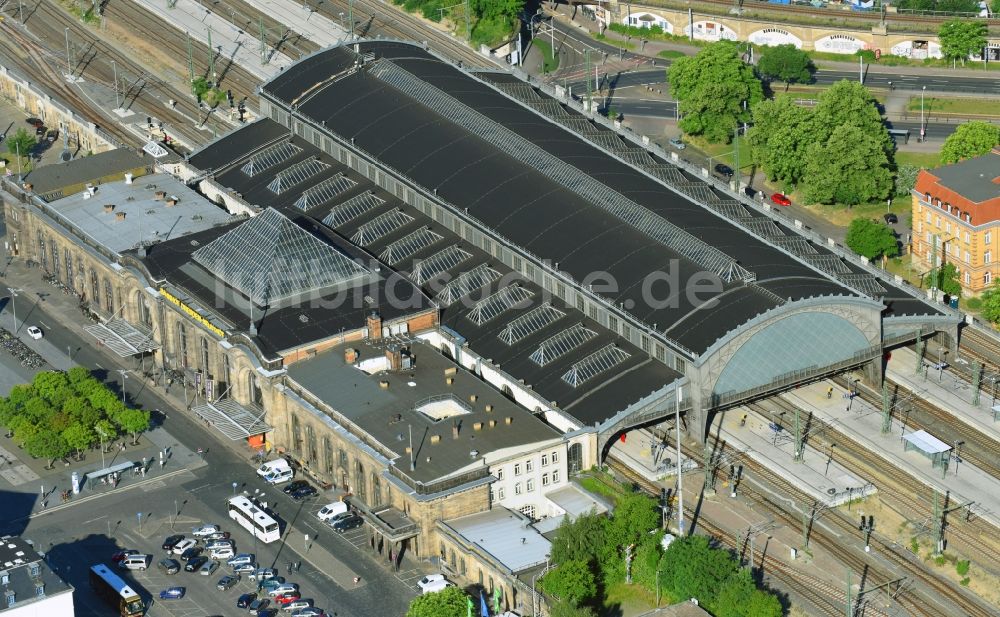 Dresden von oben - Bahnhofsgebäude und Gleisanlagen des S-Bahnhofes Dresden-Neustadt im Ortsteil Neustadt in Dresden im Bundesland Sachsen, Deutschland