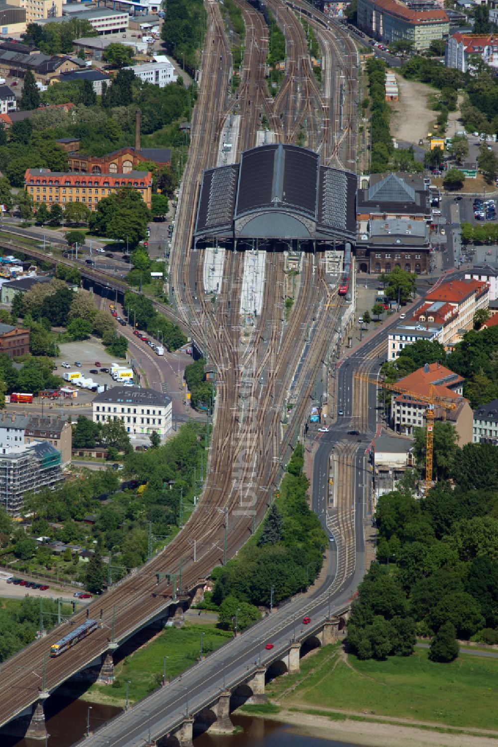 Dresden aus der Vogelperspektive: Bahnhofsgebäude und Gleisanlagen des S-Bahnhofes Dresden-Neustadt im Ortsteil Neustadt in Dresden im Bundesland Sachsen, Deutschland