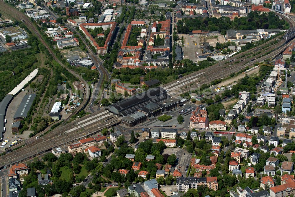 Dresden von oben - Bahnhofsgebäude und Gleisanlagen des S-Bahnhofes Dresden-Neustadt im Ortsteil Neustadt in Dresden im Bundesland Sachsen, Deutschland