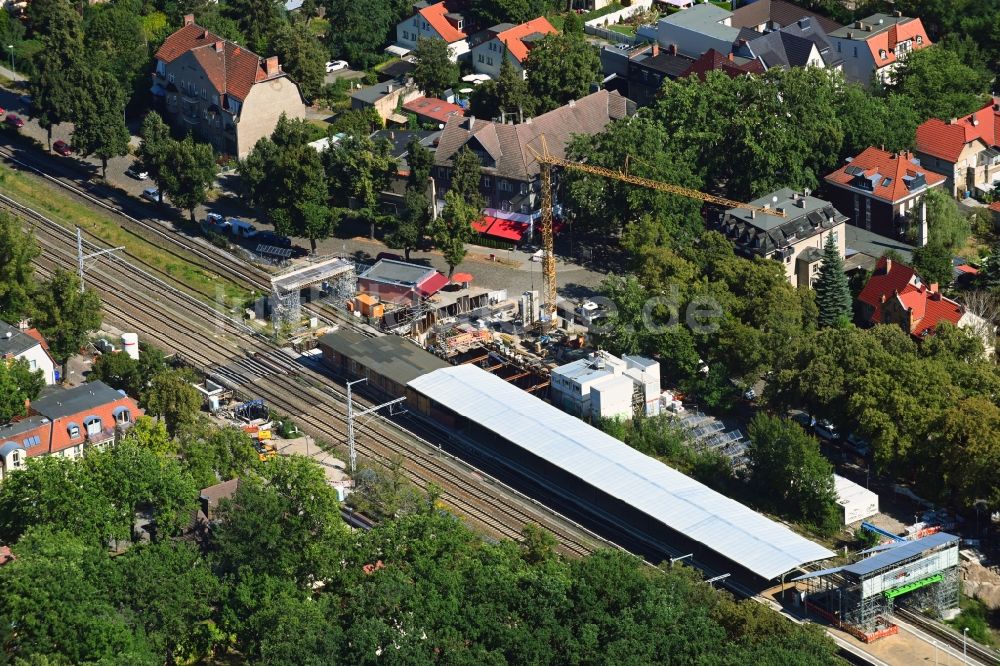 Luftaufnahme Eichwalde - Bahnhofsgebäude und Gleisanlagen des S-Bahnhofes in Eichwalde im Bundesland Brandenburg, Deutschland