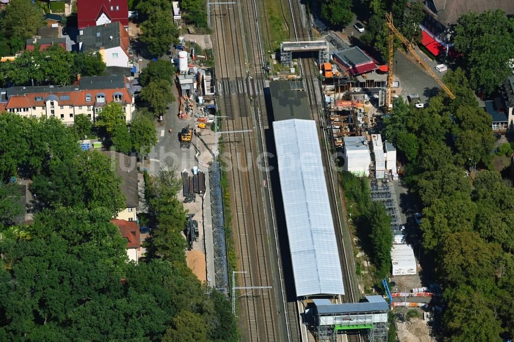 Eichwalde von oben - Bahnhofsgebäude und Gleisanlagen des S-Bahnhofes in Eichwalde im Bundesland Brandenburg, Deutschland