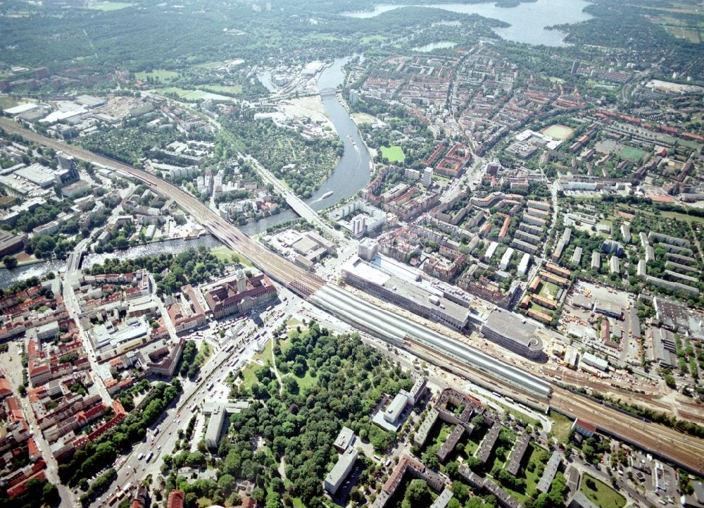 Berlin von oben - Bahnhofsgebäude und Gleisanlagen des S-Bahnhofes mit dem Einkaufszentrum Spandau Arcaden und dem Schienenverlauf über die Havel- Brücke in Berlin