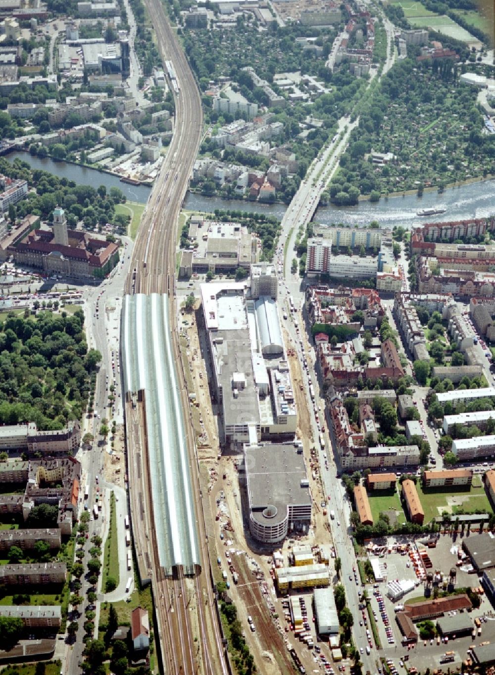 Luftbild Berlin - Bahnhofsgebäude und Gleisanlagen des S-Bahnhofes mit dem Einkaufszentrum Spandau Arcaden und dem Schienenverlauf über die Havel- Brücke in Berlin