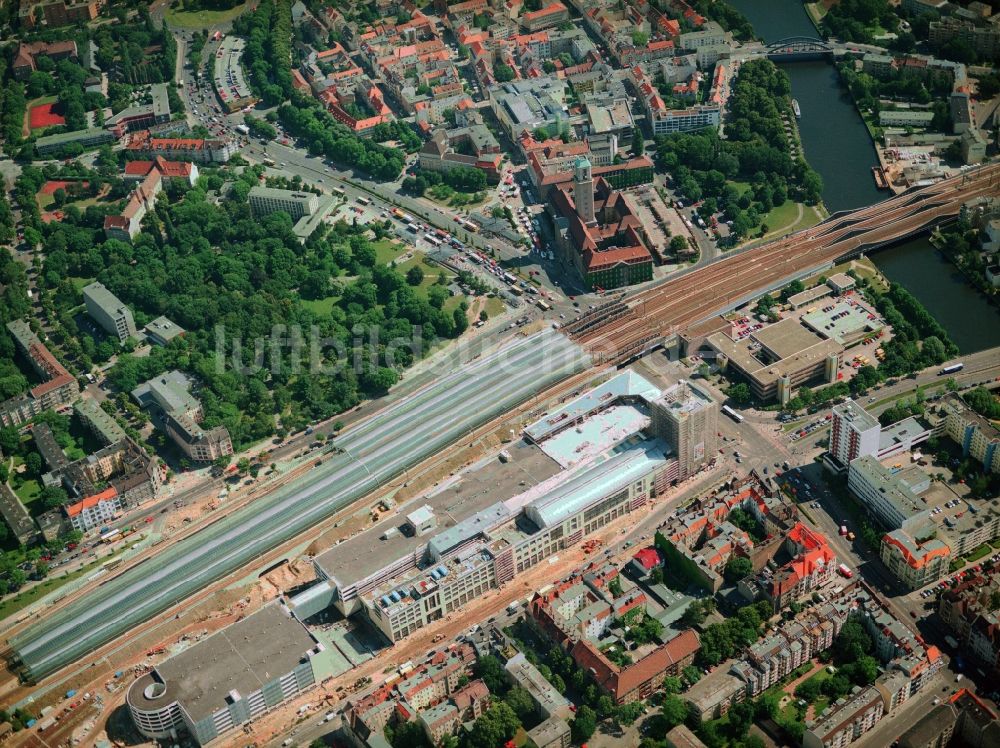 Berlin von oben - Bahnhofsgebäude und Gleisanlagen des S-Bahnhofes mit dem Einkaufszentrum Spandau Arcaden und dem Schienenverlauf über die Havel- Brücke in Berlin