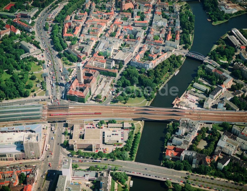 Berlin aus der Vogelperspektive: Bahnhofsgebäude und Gleisanlagen des S-Bahnhofes mit dem Einkaufszentrum Spandau Arcaden und dem Schienenverlauf über die Havel- Brücke in Berlin