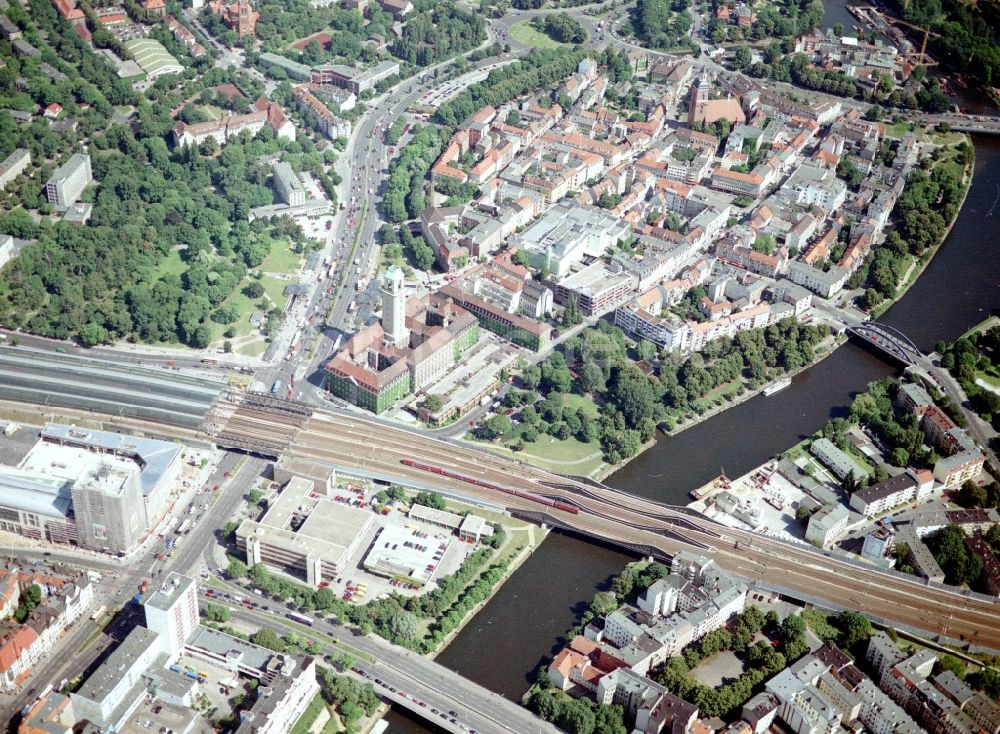 Luftbild Berlin - Bahnhofsgebäude und Gleisanlagen des S-Bahnhofes mit dem Einkaufszentrum Spandau Arcaden und dem Schienenverlauf über die Havel- Brücke in Berlin