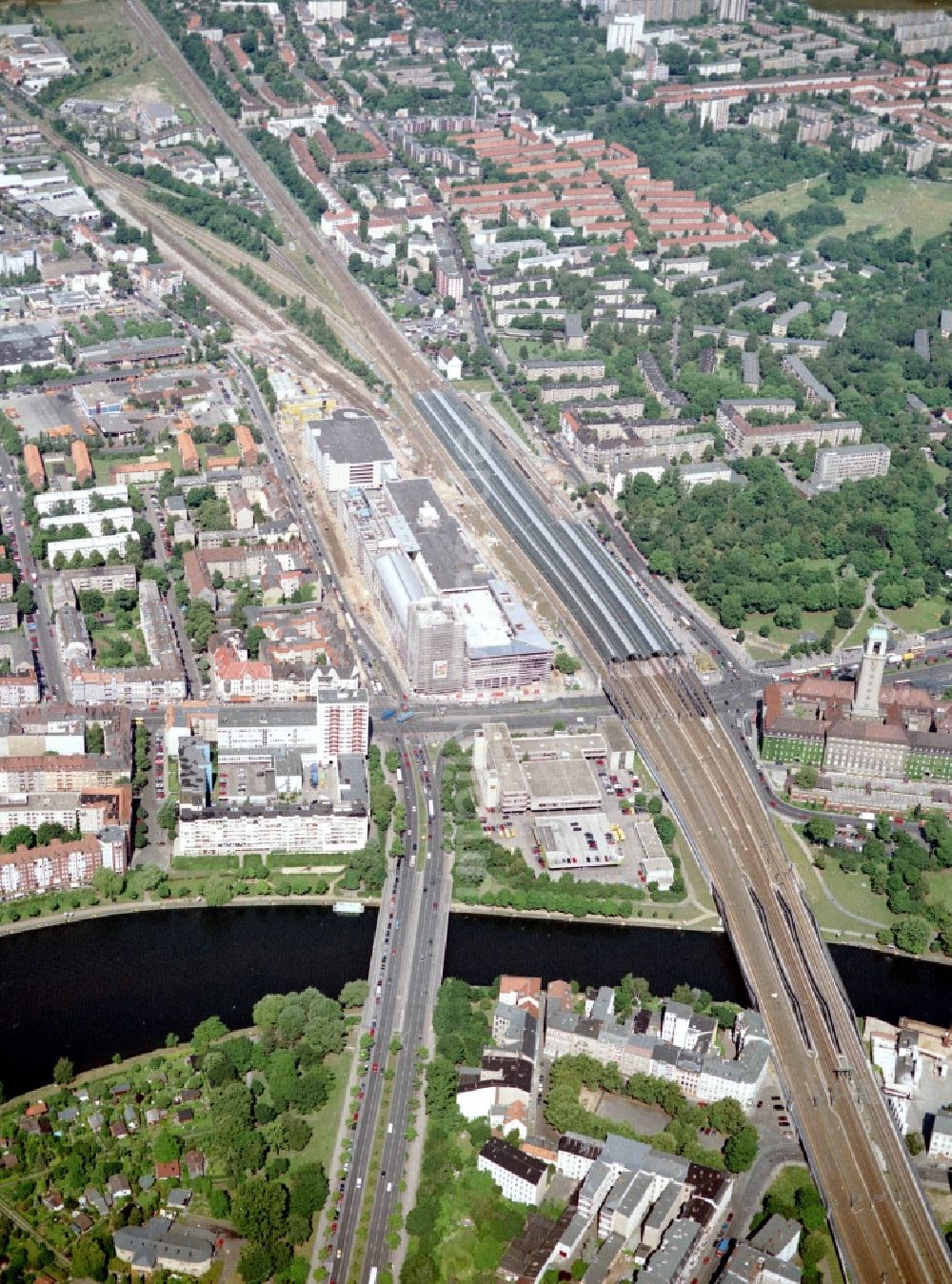 Berlin von oben - Bahnhofsgebäude und Gleisanlagen des S-Bahnhofes mit dem Einkaufszentrum Spandau Arcaden und dem Schienenverlauf über die Havel- Brücke in Berlin