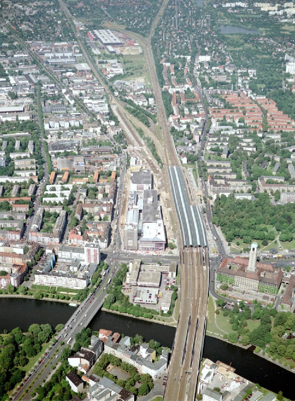 Berlin aus der Vogelperspektive: Bahnhofsgebäude und Gleisanlagen des S-Bahnhofes mit dem Einkaufszentrum Spandau Arcaden und dem Schienenverlauf über die Havel- Brücke in Berlin