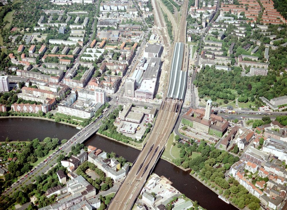 Luftbild Berlin - Bahnhofsgebäude und Gleisanlagen des S-Bahnhofes mit dem Einkaufszentrum Spandau Arcaden und dem Schienenverlauf über die Havel- Brücke in Berlin