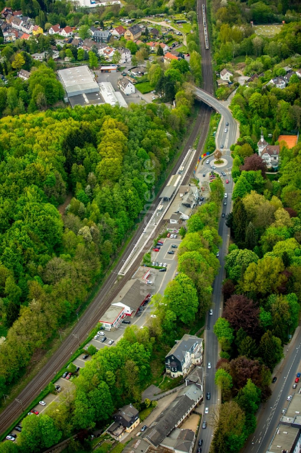 Luftaufnahme Ennepetal - Bahnhofsgebäude und Gleisanlagen des S-Bahnhofes Ennepetal (Gevelsberg) in Ennepetal im Bundesland Nordrhein-Westfalen