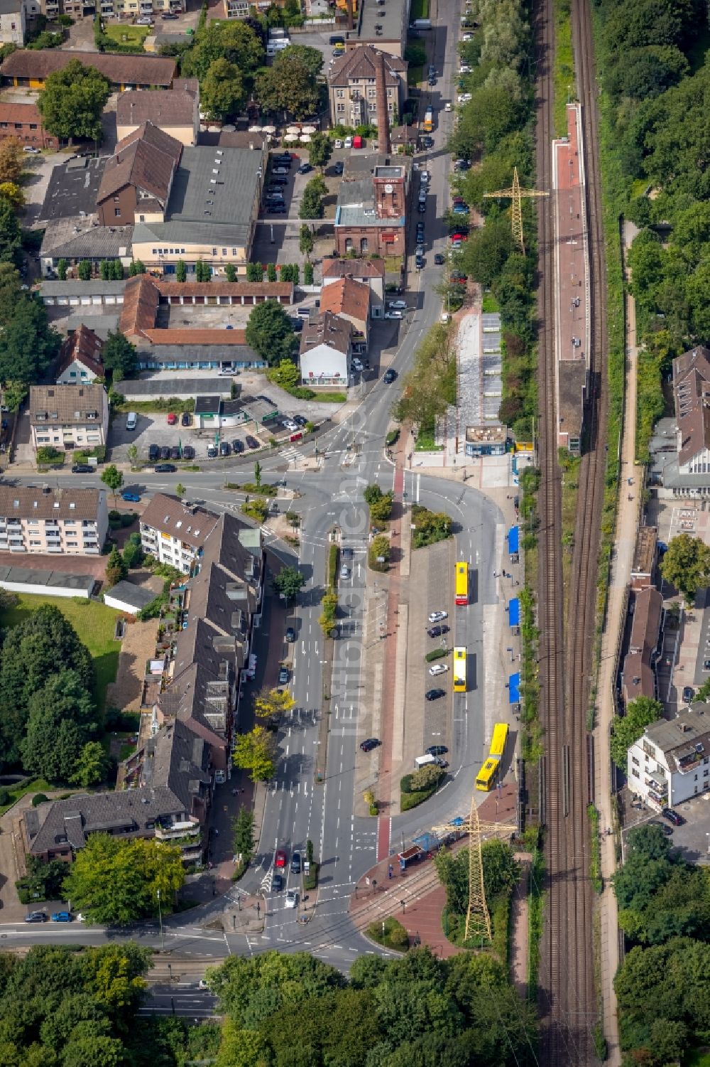 Luftaufnahme Essen - Bahnhofsgebäude und Gleisanlagen des S-Bahnhofes Essen-Borbeck in Essen im Bundesland Nordrhein-Westfalen - NRW, Deutschland