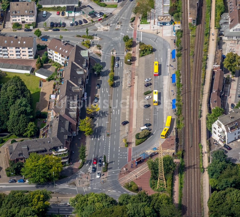 Essen von oben - Bahnhofsgebäude und Gleisanlagen des S-Bahnhofes Essen-Borbeck in Essen im Bundesland Nordrhein-Westfalen - NRW, Deutschland