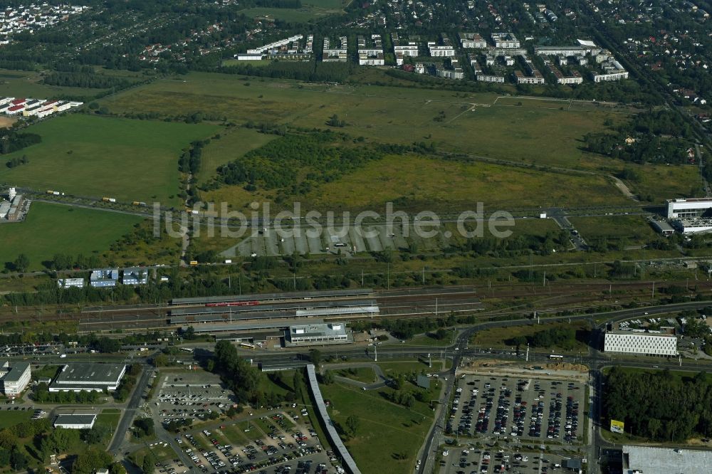 Luftbild Schönefeld - Bahnhofsgebäude und Gleisanlagen des S-Bahnhofes Flughafen Berlin-Schönefeld im Bundesland Brandenburg