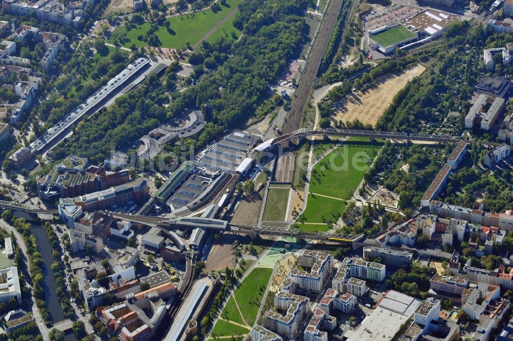 Luftbild Berlin - Bahnhofsgebäude und Gleisanlagen des U-Bahnhofes Gleisdreieck in Berlin