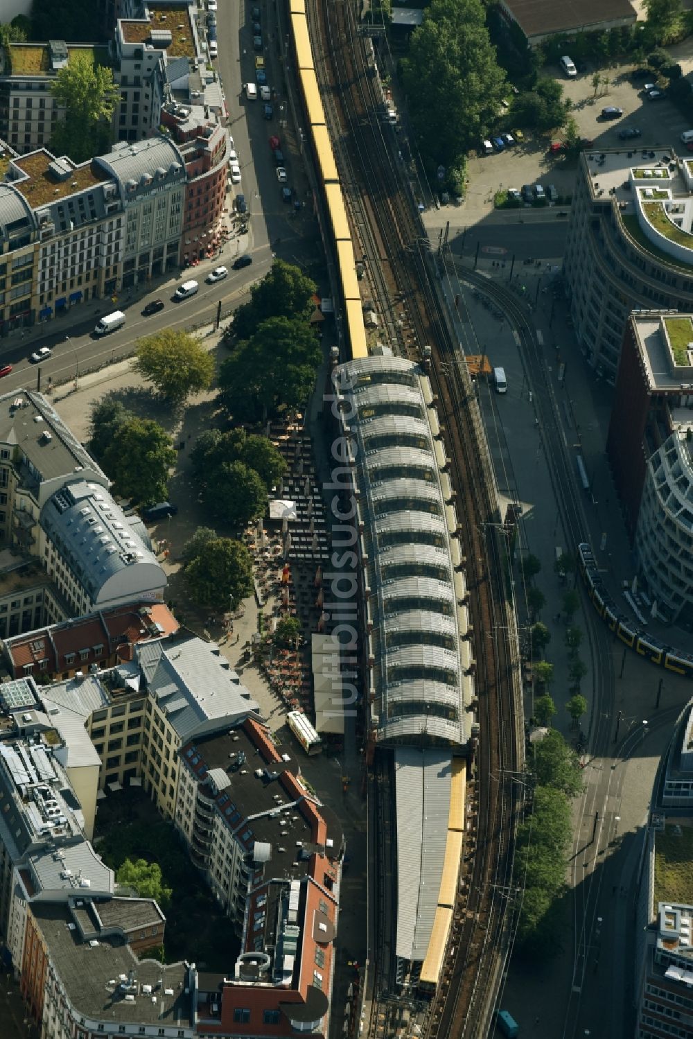 Berlin von oben - Bahnhofsgebäude und Gleisanlagen des S-Bahnhofes Hackescher Markt im Ortsteil Mitte in Berlin, Deutschland