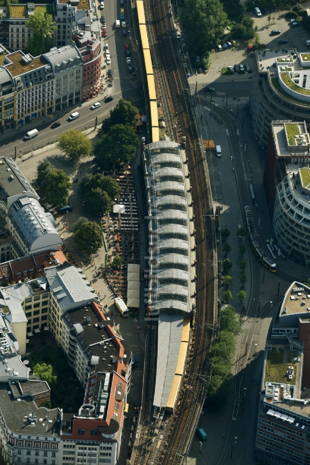 Berlin aus der Vogelperspektive: Bahnhofsgebäude und Gleisanlagen des S-Bahnhofes Hackescher Markt im Ortsteil Mitte in Berlin, Deutschland