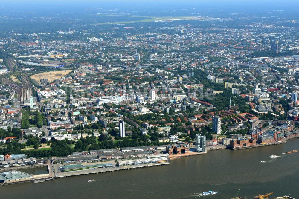 Luftaufnahme Hamburg - Bahnhofsgebäude und Gleisanlagen des S-Bahnhofes Hamburg - Altona in Hamburg