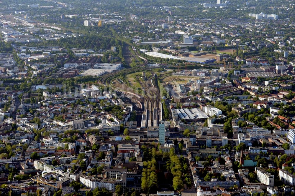 Luftaufnahme Hamburg - Bahnhofsgebäude und Gleisanlagen des S-Bahnhofes Hamburg - Altona in Hamburg