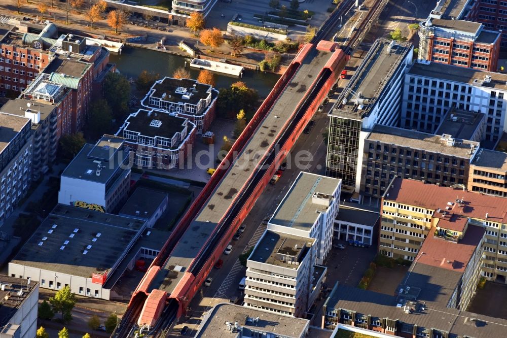 Luftbild Hamburg - Bahnhofsgebäude und Gleisanlagen des S-Bahnhofes Hamburg-Hammerbrook an der Hammerbrookstraße im Ortsteil Hamburg-Mitte in Hamburg, Deutschland